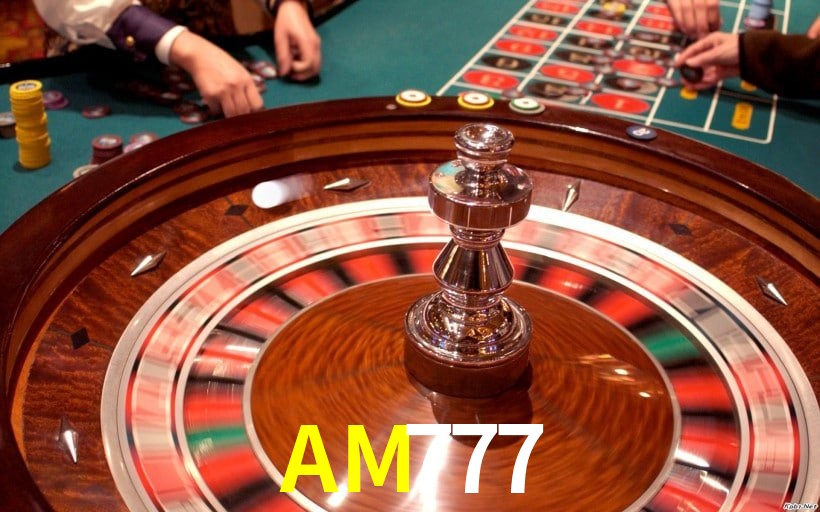 Escena dinámica inspirada en casino con iluminación AM777, cartas, fichas e íconos de juegos digitales en un espacio moderno de juegos.